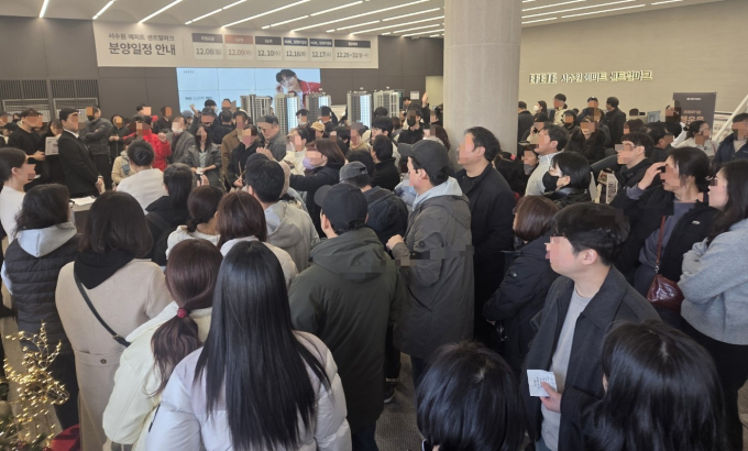 비규제지역에 분상제가 적용돼 분양가도 합리적이란 평가를 받는다. 사진은 서수원 에피트 센트럴마크' 견본주택에서 분양 관계자의 설명을 듣고 있는 예비 청약자들 모습. /사진제공=HL디앤아이한라