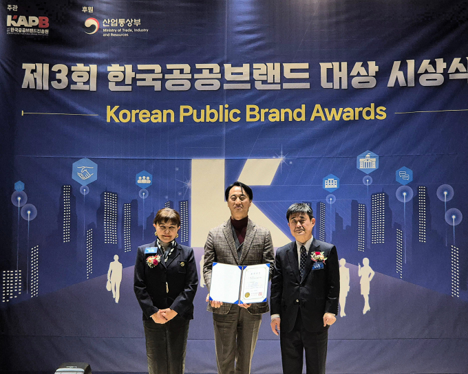 수원문화재단 오영균 대표이사(가운데)가 지난 28일 한국공공브랜드진흥원이 주관하고 산업통상자원부가 후원한 '제3회 한국공공브랜드 대상 시상식'에 참석해 관광브랜드 부문 최우수상을 들고 사진촬영을 하고 있다. /사진제공=수원문화재단 