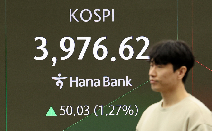 코스피와 코스닥이 1일 오후 장에서 소폭 상승 흐름이다. 사진은 이날 오전 서울 중구 하나은행 딜링룸. /사진=뉴스1