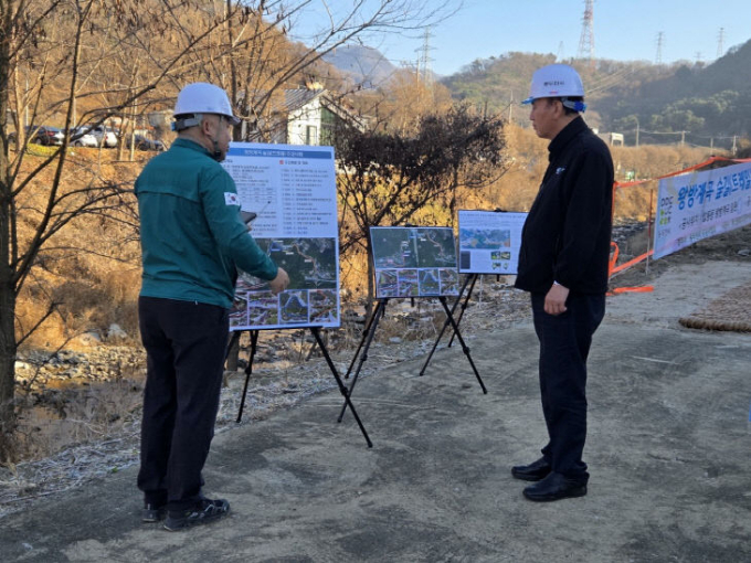 박형덕 동두천시장이 지난달 28일 착공 현장을 찾아 현장을 점검하고 있다. /사진제공=동두천시