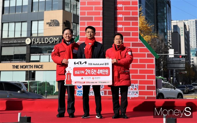 광주동구 아시아문화전당 앞 광장에서 열린 '희망 2026 나눔캠페인' 출범식에서 첫 기부기업 대표로 나선 김희준 기아 오토랜드광주 경영지원실장(가운데)이 구제길 광주사회복지공동모금회장, 강기정 광주광역시장(오른쪽)에게 사랑의 온도탑 기부금 2억6400만원을 전달하고 있다/사진=기아 홍보 3팀 제공
