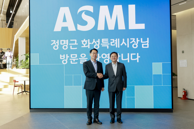 1일정명근 화성특례시장(왼쪽)이 최한종 ASML 코리아 대표이사와 함께 기념촬영을 하고 있다. /사진제공=화성특례시