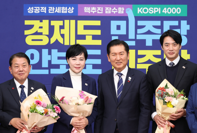 전현희·한준호·김병주 더불어민주당 최고위원이 내년 지방선거 출마를 위해 최고위원직 사퇴 의사를 밝혔다. 사진은 1일 정청래 더불어민주당 대표(오른쪽 두번째)가 서울 여의도 국회에서 열린 최고위원회의에서 최고위원직을 사퇴하는 김·전·한(왼쪽부터) 최고위원과 기념촬영하는 모습. /사진=뉴시스