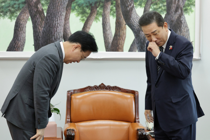 여야가 내년도 예산안 처리 시한을 하루 앞두고 합의점 모색을 위한 회동에 돌입했으나 협상에 난항을 겪고 있다. 사진은 1일 김병기 더불어민주당 원내대표(오른쪽), 송언석 국민의힘 원내대표가 서울 여의도 국회에서 회동하는 모습. /사진=뉴스1
