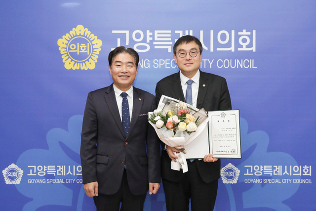 김운남(왼쪽) 고양특례시의회 의장이 지난달 27일 의정활동에 대한 법률 자문 역량 강화를 위해 정지웅 변호사(법률사무소 정)를 법률고문으로 신규 위촉 후 기념촬영을 하고 있다. /사진제공=고양시의회