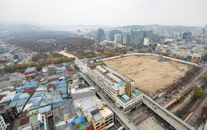 한호건설이 보유한 세운4구역 토지 전체를 매각하기로 결정했다. 사진은 서울 종로구 종묘와 세운4구역 모습. /사진=뉴시스