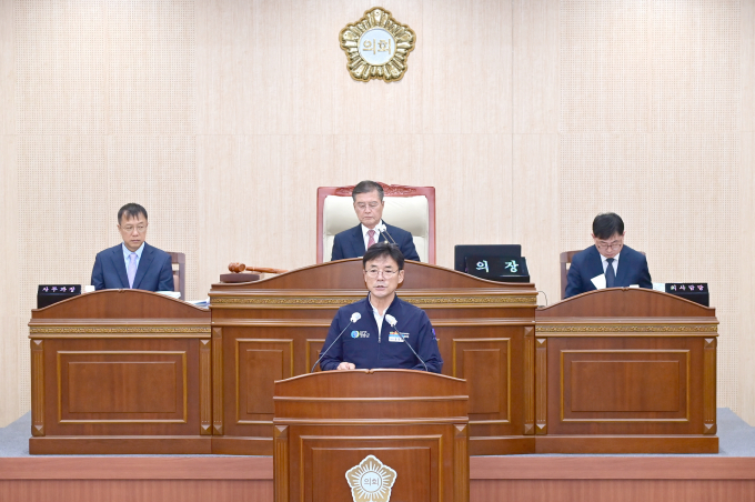 윤경희 청송군수가 1일 제285회 청송군의회 정례회에서 시정연설을 하고 있다./사진제공=경북 청송군