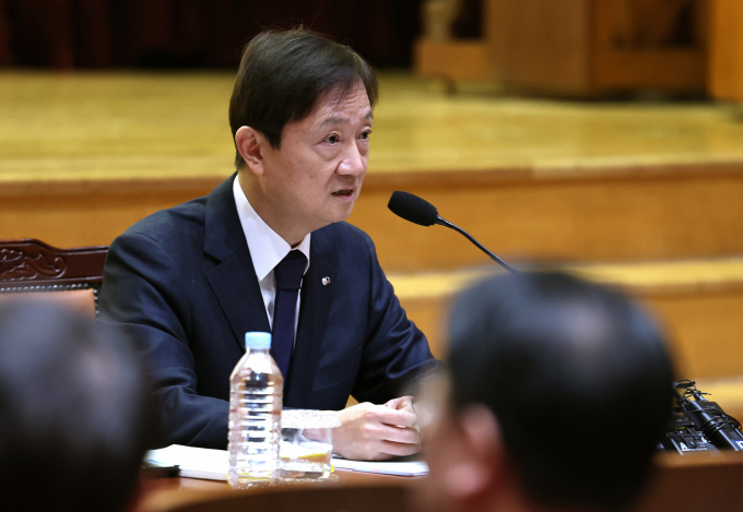 이찬진 금융감독원장이 네이버파이낸셜과 두나무의 포괄적 주식교환과 관련해 "가상자산과 금융은 현재 금가분리(금융과 가상자산 분리) 체계 아래 있다"며 "입법이 완비되지 않은 상황에서 빅테크가 규제 공백을 활용해 금융권으로 확장할 때 어떤 부작용이 생길지 주목하고 있다"고 밝혔다. 사진은 이찬진 금융감독원장이 1일 서울 여의도 금융감독원에서 출입기자단과의 기자간담회를 열고 인사말을 하는 모습. /사진=뉴스1