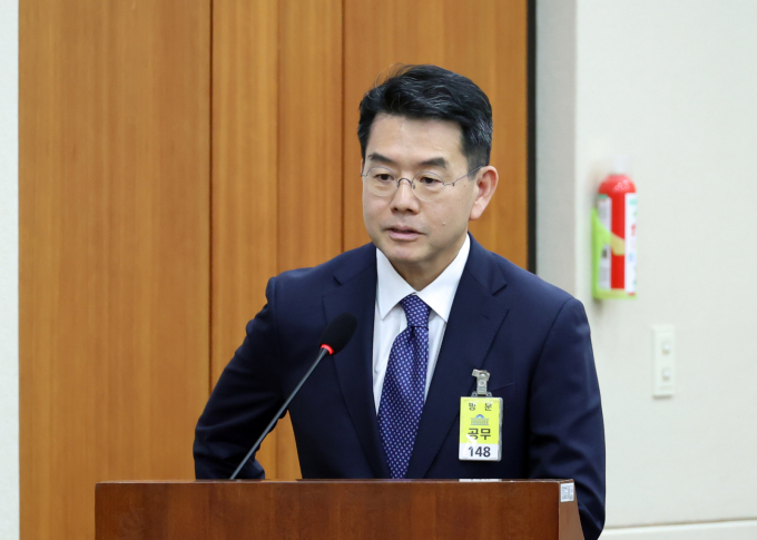 지난 10월 20일 서울 여의도 국회에서 열린 과학기술정보방송통신위원회 방송미디어통신위원회 국정감사에서 답하고 있는 강희석 유진ENT(유진이엔티) 대표이사. /사진=뉴시스