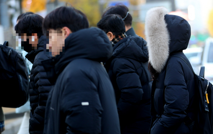 오는 2일 충남, 전북, 제주도에 비나 눈이 내릴 것으로 보인다. 사진은 지난달 19일 서울 종로구 광화문네거리에서 두꺼운 옷차림을 한 시민들이 이동한 모습. /사진=뉴시스 