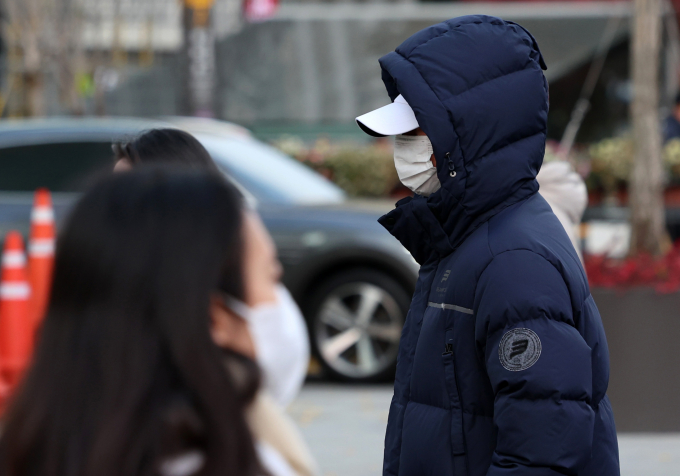 2일 오전 수도권 기온이 영하권으로 떨어질 예정이다. 사진은 지난달 17일 서울 종로구 광화문 네거리에서 두꺼운 옷을 입은 시민들이 출근하는 모습. /사진=뉴시스