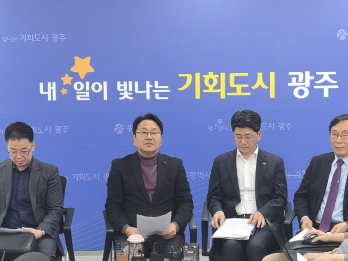 강기정 광주시장(왼쪽 두번째)이 1일 시청 5층 기자실에서 12·3 비상계엄 1주기를 앞두고 차담회를 하고 있다./사진=광주시