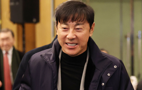 신태용 전 울산HD 감독이 정승현 등 울산 소속 선수들을 폭행했다는 의혹에 휩싸인 가운데 입장을 밝혔다. 사진은 신태용 전 울산HD 감독이 1일 오후 서울 서대문구 홍은동 스위스 그랜드호텔에서 열린 하나은행 K리그 2025대상 시상식에 참석하는 모습. /사진=뉴스1