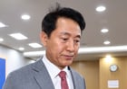 오세훈 서울시장이 &#039;명태균 여론조사비&#039; 대납 혐의로 불구속기소 되자 &quot;민주당 하명에 따라 정해진 기소를 강행했다&quot;고 비판했다. 사진은 오 시장이 1일 오후 서울시청에서 김건희 특검이 오 시장을 &#039;명태균 여론조사비&#039; 대납 혐의로 기소한 것과 관련해 입장을 밝힌 뒤 브리핑실을 나서고 있는 모습. /사진=뉴스