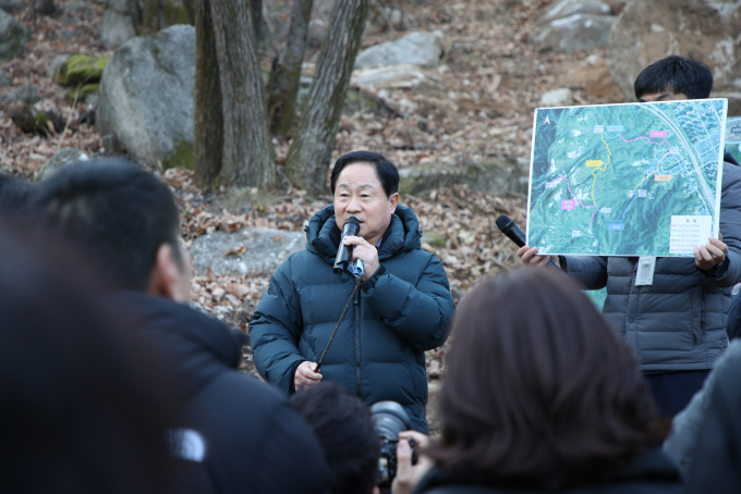  주광덕 남양주시장이 1일 별내동 불암산 일원에서 불법시설물 행정대집행을 마무리하고 정비된 현장을 시민과 함께 점검하고 있다. /사진제공=남양주시
