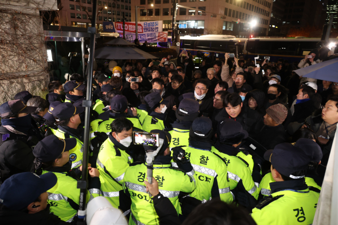 2024년 12월3일 윤석열 전 대통령의 비상계엄 선포는 국가 정치·사법 체계 전반에 영향을 남겼다. 사진은 윤석열 전 대통령이 긴급 대국민 담화를 통해 비상계엄령을 발표한 지난해 12월3일 서울 여의도 국회 정문 앞에서 경찰들이 국회의원, 의원 보좌진, 취재진, 시민들의 출입을 통제하고 있는 모습. /사진=뉴시스