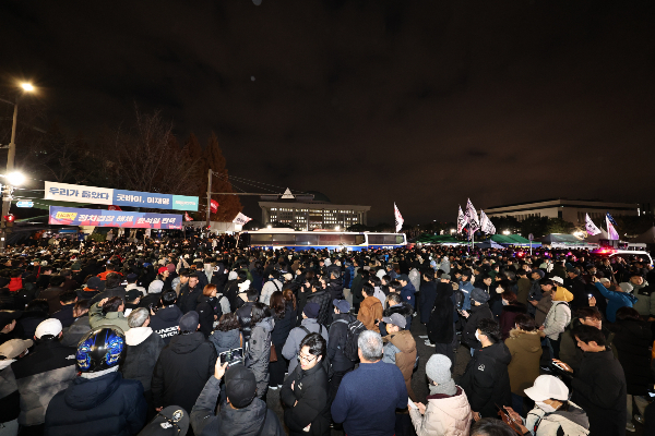 사진은 윤석열 전 대통령이 비상계엄령을 선포한 이후인 지난해 12월4일 새벽 서울 여의도 국회 앞에 모인 시민들이 "계엄 해제" 구호를 외치고 있는 모습. /사진=뉴스1