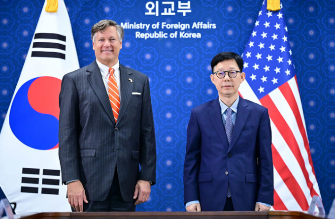 한국과 미국이 미국 워싱턴D.C에서 열린 차관급 협의를 통해 무역·안보 분야 협상에 따른 조인트 팩트시트(공동 설명자료) 이행 방안을 논의했다. 사진은 박윤주 외교부 제1차관(오른쪽)이 지난 9월14일 서울 종로구 정부서울청사 별관 외교부에서 크리스토퍼 랜도 미국 국무부 부장관과 한·미 외교차관회담을 하기 전 기념촬영을 한 모습. /사진=뉴시스(외교부 제공)