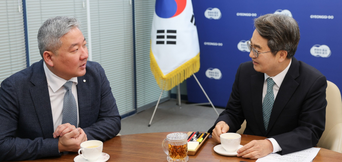 김동연 경기도지사(오른쪽)가 지난 1일 이주옥 WEF 아시아·태평양국장으로부터 세계경제포럼 2026 연차총회에 초청장을 받은 뒤 환담하고 있다. /사진제공=경기도