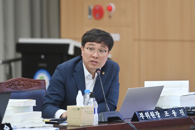 조용진 경북도의원(예산결산특별위원회 부위원장)이 1일 열린 2026년도 경북교육청 교육비특별회계 본예산 심의에서 예산 편성과 관련한 질의를 하고 있다./사진제공=경상북도의회