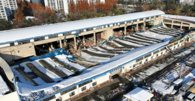 지난 겨울 기록적인 폭설로 지붕이 무너져 내린 경기 안양시 동안구 안양농수산물시장 모습. /사진=뉴스1