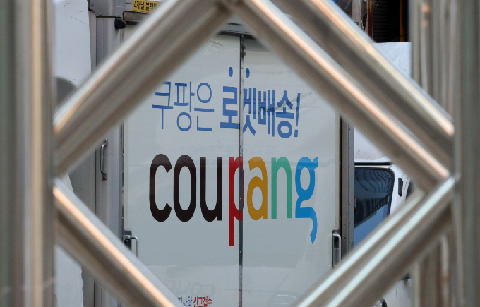 금융당국이 최근 쿠팡해킹 사태로 2차 피해 발생 가능성이 커지자 소비자 경보를 발령했다. 사진은 서울 한 차고지에 쿠팡 배송 차량이 주차되어 있다. /사진=뉴시스