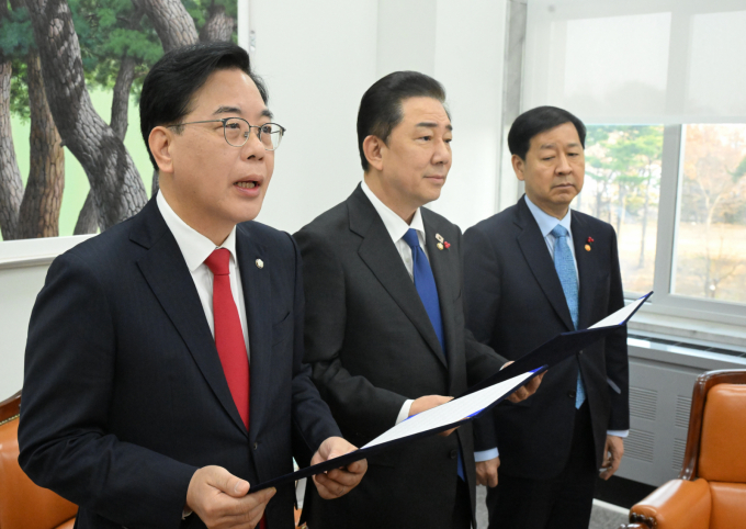 여야가 총 728조원 규모의 2026년도 예산안 처리에 합의했다. 사진은 송언석 국민의힘 원내대표(왼쪽부터), 김병기 더불어민주당 원내대표, 구윤철 부총리 겸 기획재정부 장관이 2일 서울 여의도 국회에서 2026년도 예산안 처리를 위한 합의문을 발표하고 있는 모습. /사진=공동취재