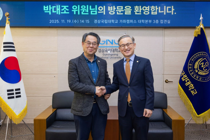 경상국립대 권진회 총장(오른쪽)과 박대조 국가AI전략위원회 자문위원/사진=박대조 자문위원
