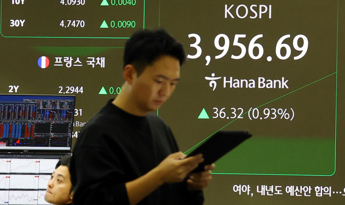 2일 코스피가 장 초반 소폭 오름세다. 사진은 이날 서울 중구 하나은행 딜링룸 전광판. /사진=뉴시스