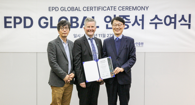 현대로템이 국내에서 운행 중인 철도차량 중 최초로 글로벌 환경성적표지 인증을 획득했다. 정호영 현대로템 플랫폼개발센터장(오른쪽)과 이철규 한국철도기술연구원 수석연구원(왼쪽), 호콘 하우안 EPD 글로벌 대표(가운데)는 지난달 27일 EPD 인증서 수여식 기념촬영을 하고 있다./사진=현대로템