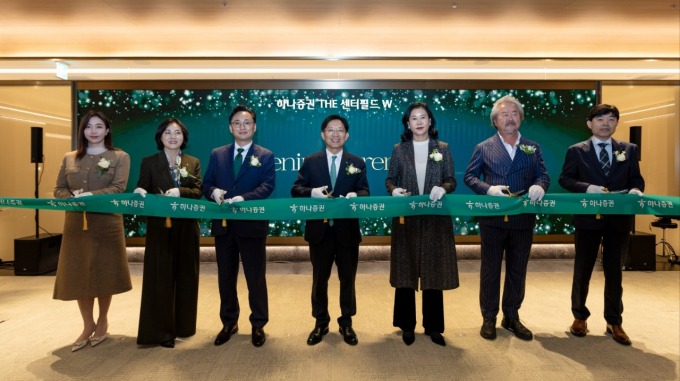 하나증권이 지난 1일 강남 테헤란로 핵심입지에 WM, IB, S&T 각 부문 역량을 집중한 종합자산관리 서비스를 제공하는 초고액자산가 전담 센터인 하나증권 THE 센터필드 W'를 신규 오픈했다. 이날 행사에는 강성묵 하나증권 대표이사(가운데), 조대현 WM그룹장(왼쪽 세번째), 박춘희 하나증권 THE 센터필드 W 센터장(왼쪽 두번째)과 임직원들이 참여해 기념촬영하고 있다.