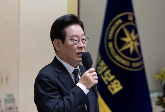 이재명 대통령이 오는 3일 12·3 비상계엄 1년을 맞아 국회 5당과 시민단체가 국회 앞에서 진행하는 내란 종식 집회에 참석할 예정이다. 사진은 이 대통령이 지난달 28일 국가정보원에서 열린 업무보고에서 발언한 모습. /사진=뉴스1(대통령실 제공)