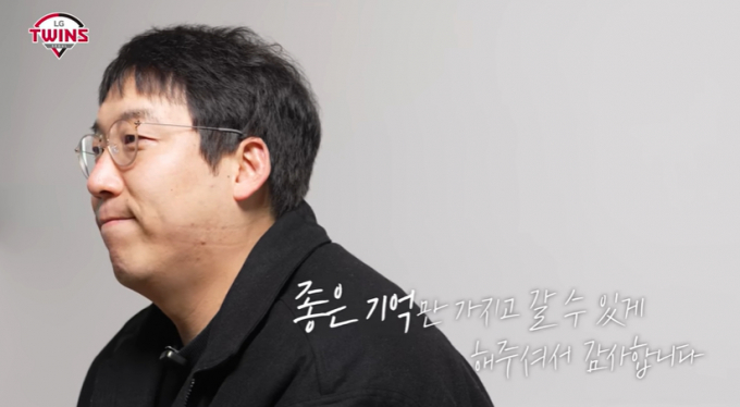 KT위즈 유니폼을 입은 김현수가 전 소속팀 LG트윈스 동료들과 팬들을 향한 작별 인사를 건넸다. 사진은 LG 팬들에게 작별 인사를 전한 김현수. /사진=LG트윈스 유튜브 캡처