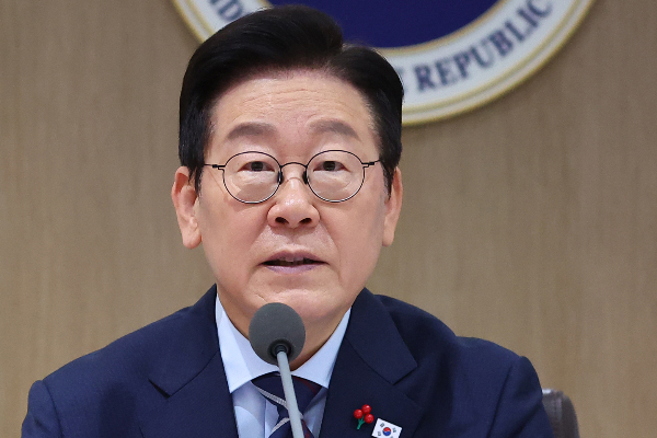 이재명 대통령이 제52회 국무회의 모두발언에서 비상계엄 저지를 함께한 국민들에게 표창 등 의미 있는 증서를 수여하겠다고 밝혔다. 사진은 2일 이 대통령이 서울 용산 대통령실 청사에서 열린 국무회의에서 발언하고 있는 모습. /사진=뉴시스(대통령실통신사진기자단)