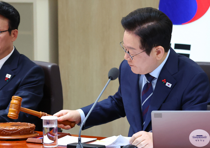 이재명 대통령이 쿠팡 개인정보 유출 사건에 대해 엄중하게 책임을 묻겠다고 강조했다. 사진은 이 대통령이 2일 서울 용산 대통령실 청사에서 열린 국무회의에서 의사봉을 두드린 모습. /사진=뉴시스(대통령실통신사진기자단) 