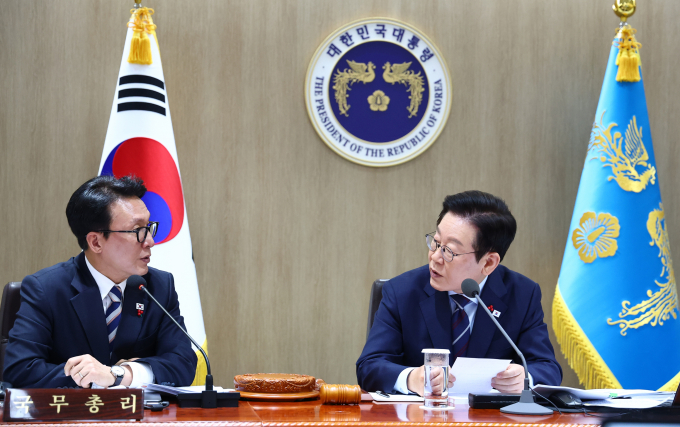 이재명 대통령이 종교의 정치개입 사례를 지적하며 법제처에 종교재단 해산을 지시했다. 사진은 이 대통령(오른쪽)과 김민석 국무총리가 2일 서울 용산 대통령실 청사에서 열린 국무회의에서 대화한 모습. /사진=뉴시스(대통령실통신사진기자단) 