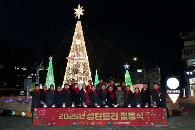 서태원 가평군수(앞줄 오른쪽 일곱번째)가 지난 1일 가평기독교총연합회와 공동 주최한 '2025 성탄트리 점등식'에 참석해 관계자들과 사진 촬영을 하고 있다. /사진제공=가평군