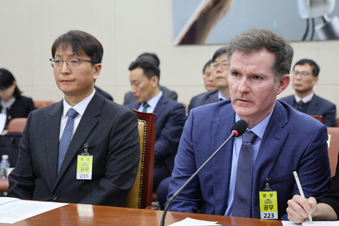 브랫 매티스 쿠팡 최고정보보안책임자(CISO)가 2일 서울 여의도 국회 과학기술정보방송통신위원회에서 열린 쿠팡 침해사고 관련 현안 질의에서 의원들의 질문에 답변하고 있다. 왼쪽은 박대준 쿠팡 대표이사. /사진=뉴스1 신웅수 기자