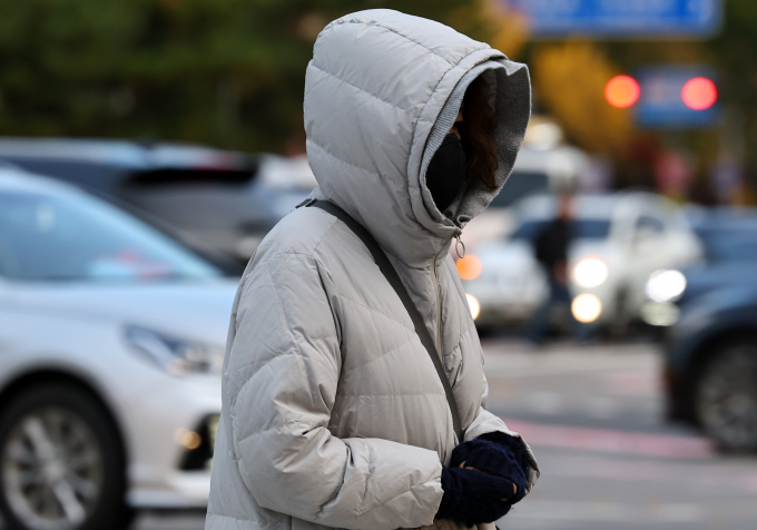 3일 수도권 지역이 영하 8도로 예상돼 두꺼운 옷차림이 필요하다. 사진은 지난달 17일 서울 용산 한 도로에서 시민이 출근하는 모습. /사진=뉴시스