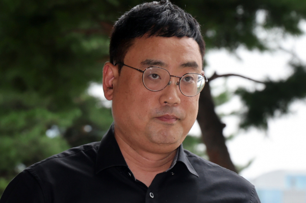 변희재 미디어워치 대표가 항소심에서도 징역 2년을 선고받고 법정 구속됐다. 사진은 변 대표가 지난 8월11일 오후 서울 서초구 서울고등검찰청에 마련된 내란특검(특별검사 조은석)에서 고발장을 들고 발걸음을 옮기고 있는 모습. /사진=뉴스1