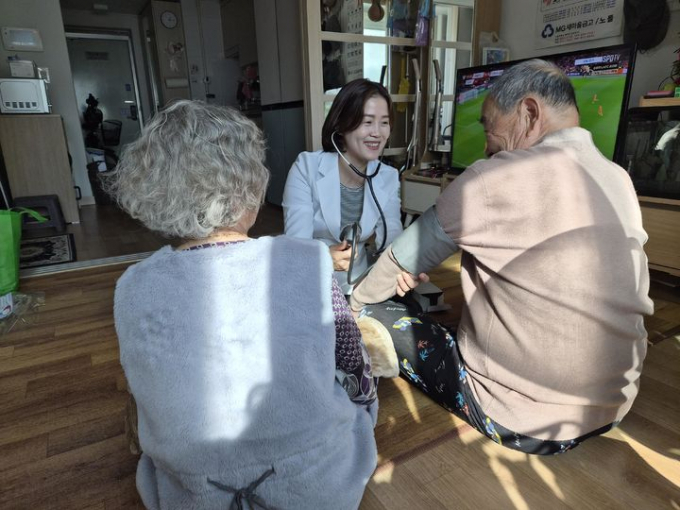 하남시보건소 전담 인력이 취약계층 가구에 방문해 기초 건강 상태를 확인하고 한파 시 행동 요령, 만성질환 관리법 등을 안내하는 모습. /사진제공-하남시 