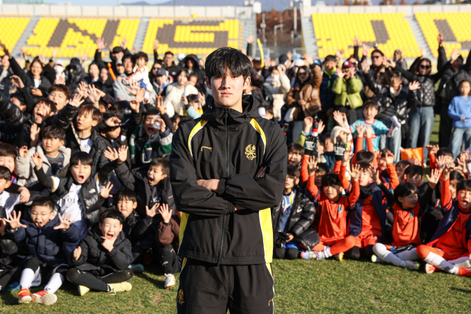 광주FC가 김윤호와 정식 계약을 체결했다. 사진은 2일 광주와 프로계약을 체결한 김윤호. /사진=광주FC 제공