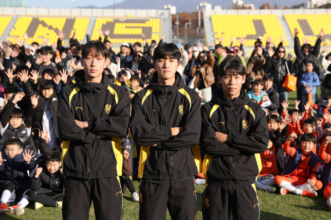 광주FC가 금곡고 18세 이하 팀에서 활약 중인 공배현과 김용혁, 정규민을 콜업했다. 사진은 2일 프로로 콜업된 공배현과 김용혁, 장민규(왼쪽부터). /사진=광주FC 제공
