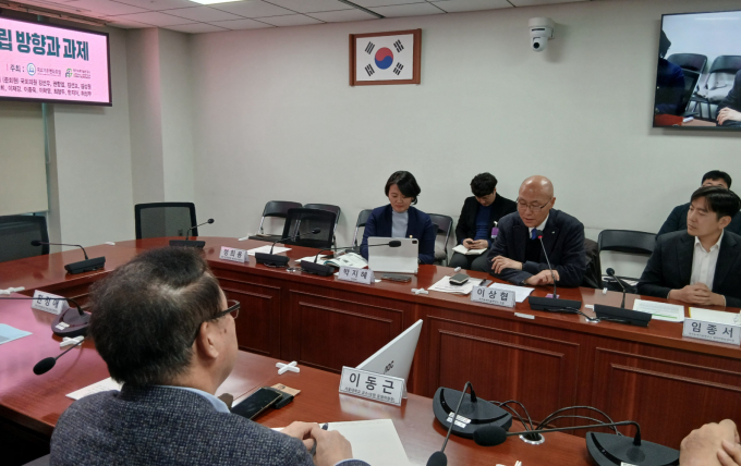 2일 서울 여의도 국회의원회관 제2간담회의실서 열린 'AI시대 데이터센터의 탄소중립 방향과 과제' 정책 세미나 참가자들이 이야기를 나누고 있다. /사진=지선우 기자