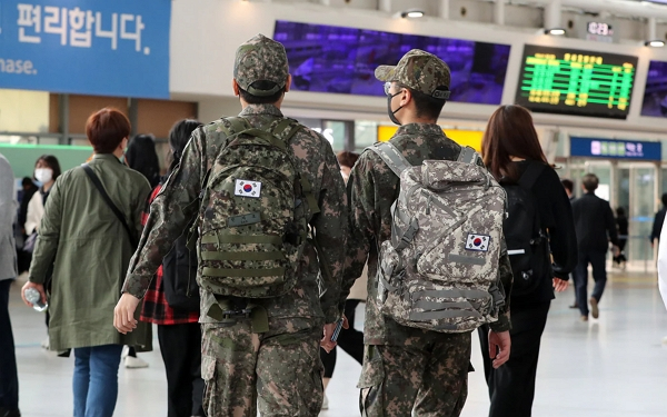 헌법재판소가 군의 외출·외박 제한 규정이 기본권을 침해한다며 제기된 헌법소원을 받아들이지 않았다. 사진은 기사와 직접적인 관련 없는 2022년 4월30일 오전 서울역에서 군인 장병들이 이동하고 있는 모습. /사진=뉴스1