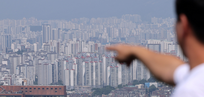 고가와 저가 주택의 가격 차이가 13배까지 벌어질 만큼 아파트 가격 양극화가 심각하다. 사진은 서울 남산에서 관광객이 도심 아파트 단지를 보고 있는 모습. /사진=뉴스1