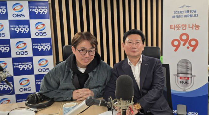 1일 라디오방송에 출연한 이상일 용인시장(오른쪽). /사진제공=용인특례시 