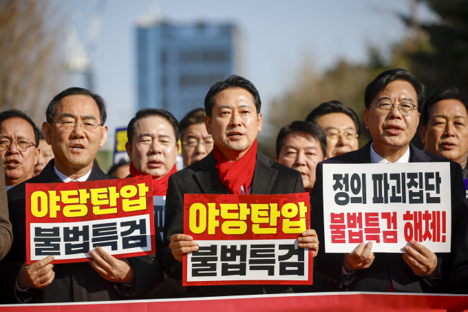 국민의힘이 2일 같은당 추경호 의원의 구속영장 실질심사가 열리는 서울중앙지법에 영장 기각을 호소하는 집단 탄원서를 제출했다. 사진은 2일 장동혁 국민의힘 대표와 송언석 원내대표 비롯한 소속 의원들이 서울 서초구 서울중앙지방법원에서 열린 추 의원 구속영장 청구 규탄대회에서 구호를 외치는 모습. /사진=뉴시