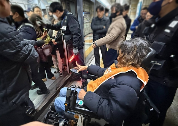 전국장애인차별철폐연대가 1박 2일 대규모 투쟁을 예고했다. 사진은 지난 1일 장애인권리예산 보장 촉구 출근길 지하철 포체투지 53일차 시위 모습. /사진=전국장애인차별철폐연대 엑스 캡처