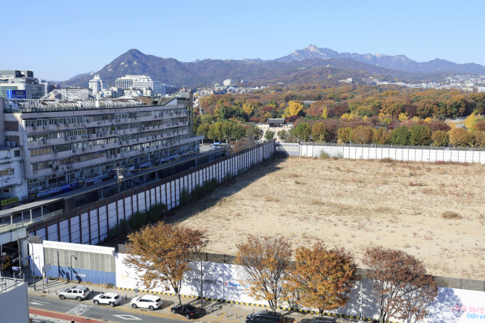 한호건설이 세운4구역에 보유한 토지 전량으로 매각하기로 밝혔지만 공공 매각이 쉽지않을 것이란 전망이 나온다. 서울 종로구 종묘와 세운 4구역 재개발 공사 현장 모습./사진=뉴스1